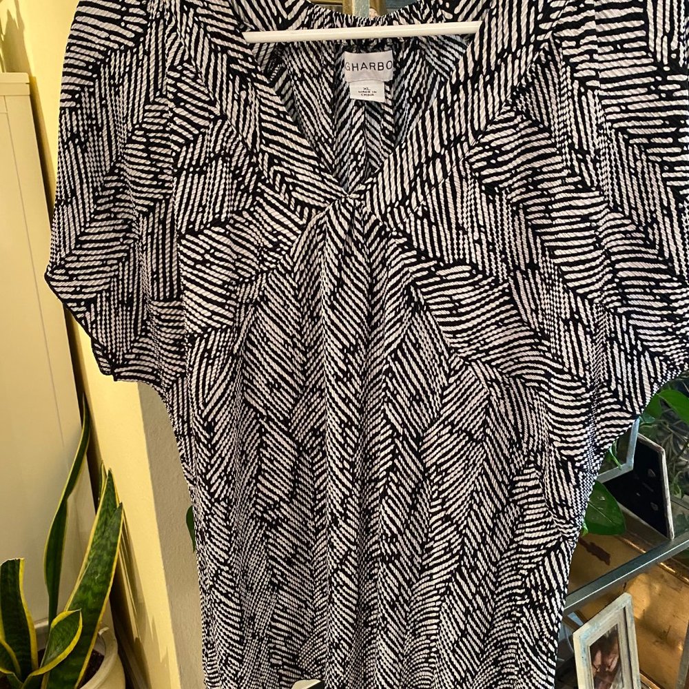 SOLD. Sag Harbor Abstract Stretch V-Neck Blouse Black/White XL